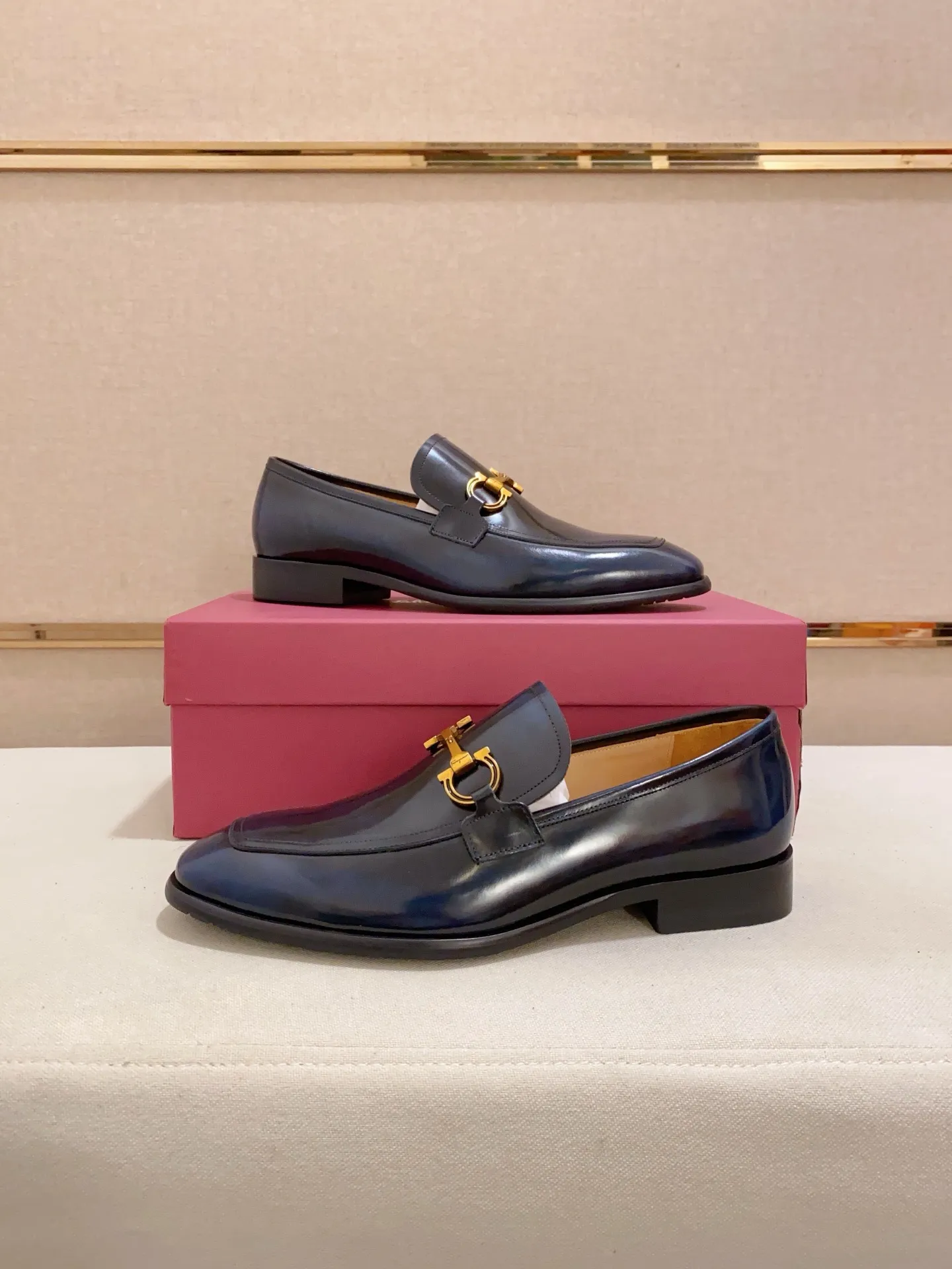 Men's shoes💰: 520💰 High version Ferragamo quality! 🆕🆕Exclusive hot-selling products in stock🔥🔥New products on the shelves, high-quality shoes, high-end driving shoes, with complete packaging! 💪 💪 Material: imported patented cowhide 🐂 + imported high-quality water-dyed cowhide lining + wear-resistant outsole 👍🏻👍🏻 Features: high-end and comfortable, purely handmade 🚀 🚀 Create the perfect shoes that suit you best 🔥 🔥 Size: (38-44) Can be customized 45 non-returnable!